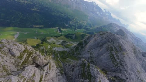 Epic FPV Dive From Rocky Swiss Alps Into Green Mountain Valley 스톡 동영상 343950185