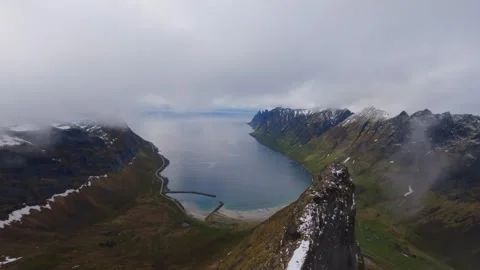 Epic FPV drone dive down a mountain ridge at Ersfjord, Norway. 스톡 동영상 256072311