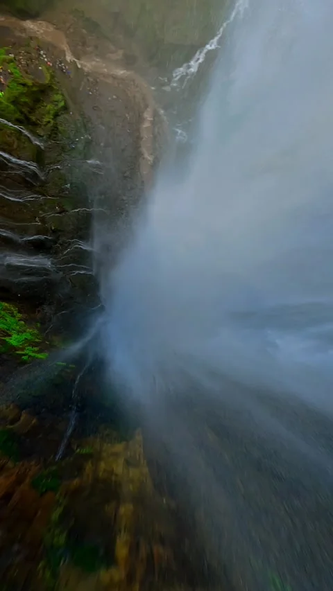Epic FPV drone dive through powerful Tumpak Sewu waterfall in Indonesia Vídeos de archivo 312434902