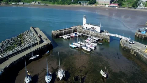 Epic High Aerial Orbit Showcasing Scarborough Harbour, Lighthouse and Yorkshire 库存影片 341323698