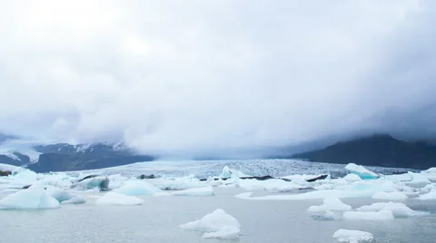 Epic icebergs dancing in blue lagoon timelapse 4k quality Vídeo Stock 56458124