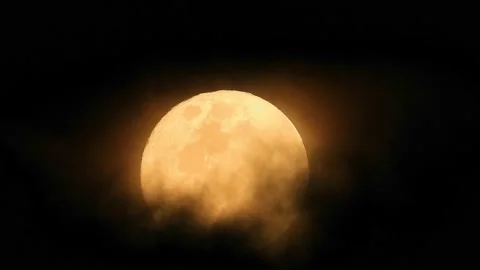 Epic moonrise time lapse emerging through clouds in 4K 库存影片 208967433