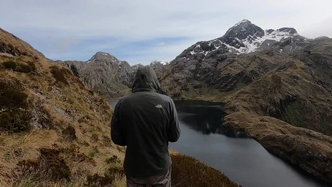 Epic Mountain Lake View with Man in New Zealand 動画素材 129372932