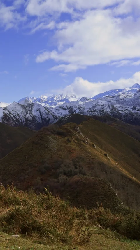 Epic mountain landscape with snowy peaks and autumn colors. Stock-Footage 337652715