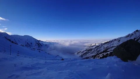 An epic ocean of clouds and fog in the mountains Video stock 226348339