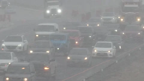 Epic rush hour traffic jam on highway as snow starts to fall Vidéo 149547026
