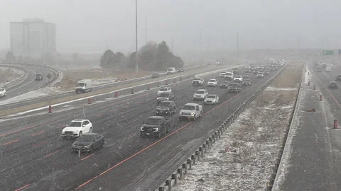 Epic rush hour traffic jam on highway as snow starts to fall Vídeos de archivo 149603768