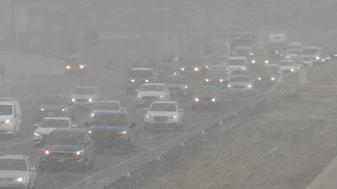 Epic rush hour traffic jam on highway as snow starts to fall Vidéo 149605975