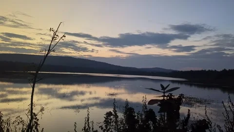 An epic Serene view of calm lake during evening with soft light and peacefu.. Vidéo 336044202