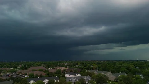 Epic skyline with stormy clouds before rain above green suburbs. Stormy heaven Vidéo 315627014