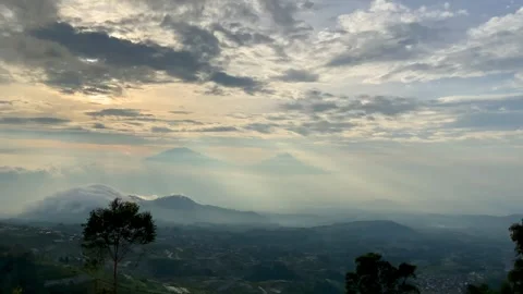Epic Sun Rays Over Tropical Mountain Valley at Dawn Vídeos de archivo 331871542