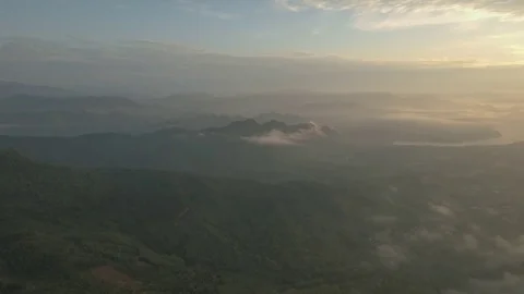 Epic sunrise in beautiful valley Vidéo 75724073
