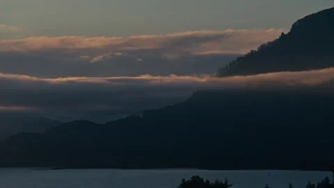Epic Sunrise over Columbia River Gorge and Cascade Locks Stockbeeldmateriaal 280702914