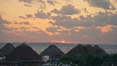 Epic Sunrise over the ocean beach on the coast of Mexico Palapas Palm Trees Vidéo 280704280