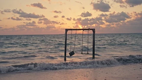 Epic Sunrise over the ocean beach on the coast of Mexico Hammock Swings Vidéo 280704294