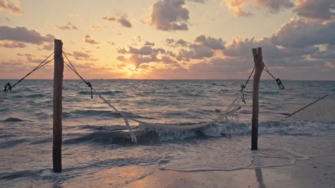 Epic Sunrise over the ocean beach on the coast of Mexico Hammock Swings Vidéo 280704309