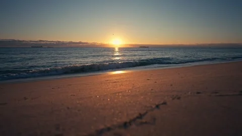 Epic Sunrise shot of waves breaking on beach with sun and colorful water Vidéo 280507544