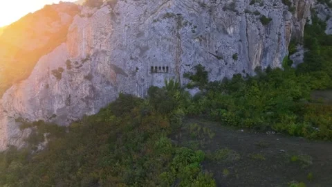 Epic Sunset Drone Reveal From Cliffside Ancient Terrain Vídeos de archivo 336909225