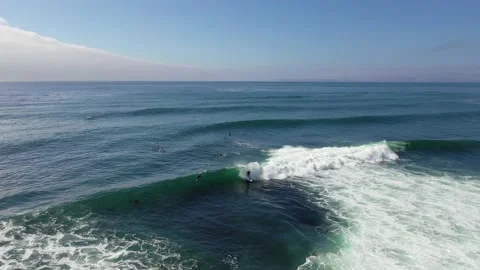 Epic Surfing in Big Waves: A Stunning Aerial View Vídeo Stock 165190735