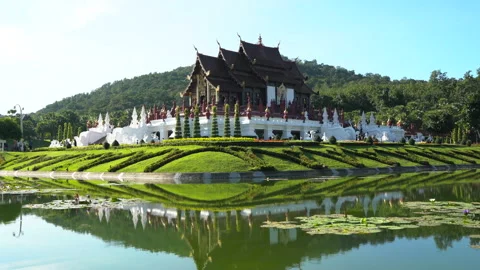 Epic temple surrounded by a beautiful lake in Thailand Vidéo 233385834