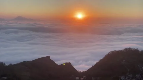 Epic Time-lapse of Sunset and Flowing Sea of Clouds in Emei Mountain Vídeos de archivo 329341335
