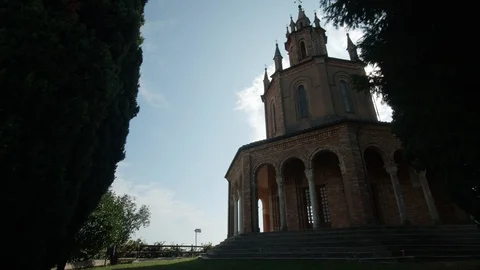 Epic Tracking shot - Arrival at San Martino Church near Valdobbiadene - 4k Vídeos de archivo 115833472