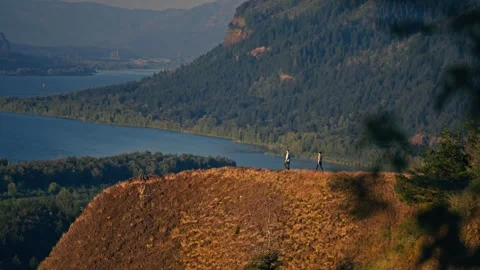 Epic View of Couple Hiking overlook Columbia River Gorge Oregon Cinematic 動画素材 280702617