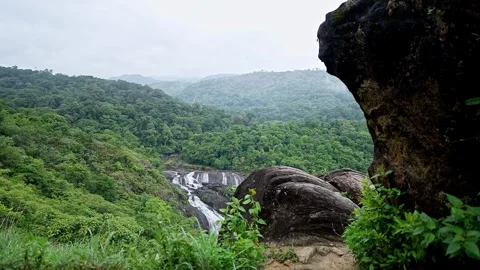 Epic view of lush forested mountains and Mallalli Waterfalls in Karnatakas .. Stockbeeldmateriaal 332354616