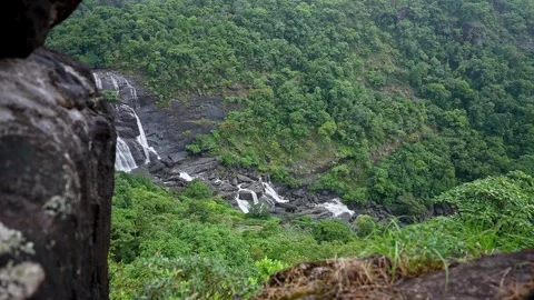 Epic view of lush forested mountains and Mallalli Waterfalls in Karnatakas .. Stockbeeldmateriaal 332354677