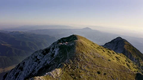 Epic View of a Man Standing on top of the Mountain Close to the Tent Vídeos de archivo 138871658