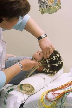  Epilepsy, eeg Hospital. A function testing technician positions electrode... Foto stock