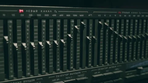 An equalizer with a spectrum analyzer and a compact disc player 스톡 동영상 287940797