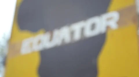 Equator sign rack focus Vídeos de archivo 54708408