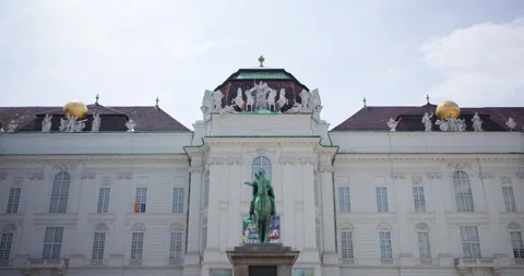 The equestrian statue of Emperor Joseph II in Joseph's Square (Josefsplatz), Vídeo Stock 251889064