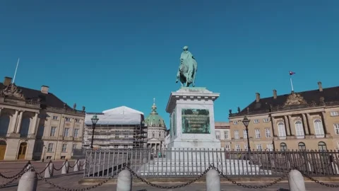 Equestrian statue in the historic Amalienborg Palace Vídeos de archivo 337148679