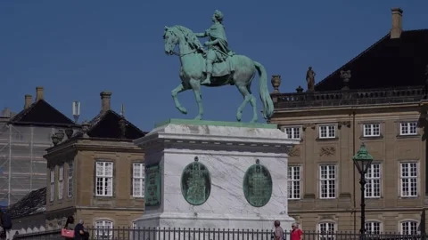 Equestrian Statue of King Frederick V at Amalienborg Palace, Copenhagen 動画素材 336024535