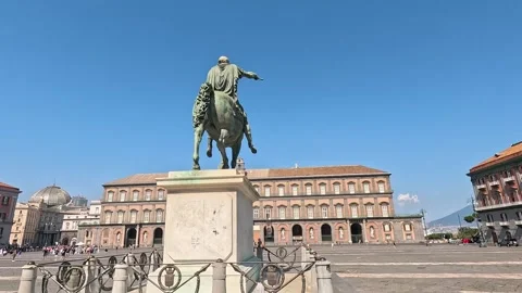 Equestrian Statue in Naples Square Vídeos de archivo 301845606