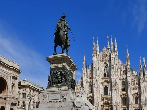 Equestrian statue  Piazza del Duomo in Milan Video stock 80722265