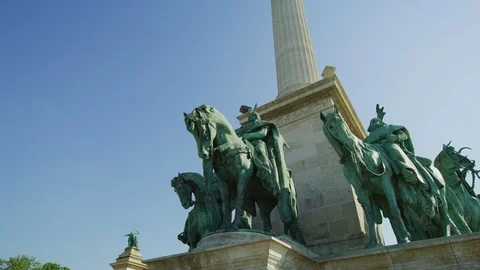 Equestrian statues at the Heroes' Square monument Video stock 99797413