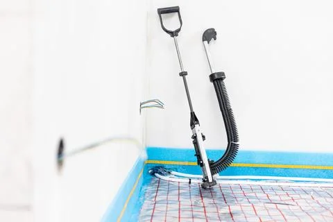 Equipment for installing underfloor heating, stapler with plastic buckles or 库存照片