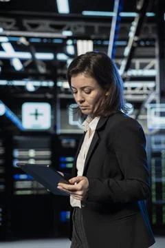 Equipment optimizing, tablet and developer in server farm, augmented reality Stockfoto's