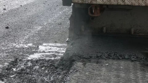 The equipment is spreading materials on the road to prepare Vídeo Stock 330350991