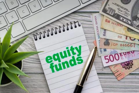 EQUITY FUNDS text with notepad, keyboard, decorative vase, fountain pen 库存照片