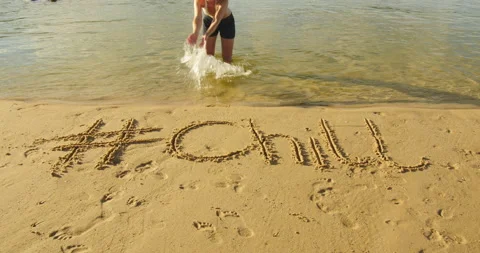 Erasing words on a beach Vídeos de archivo 130258360
