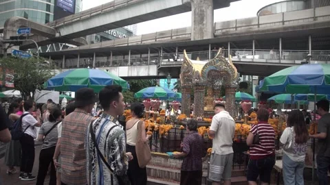 Erawan Shrine at the Ratchaprasong District. Vidéo 250414264