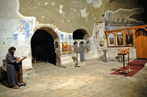 Eremite praying in david gareja monastery, georgia Foto stock