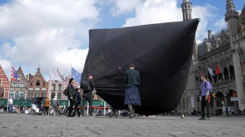 Erformance with big ballon at mani square at Bruges city center. Stock Footage 88988455