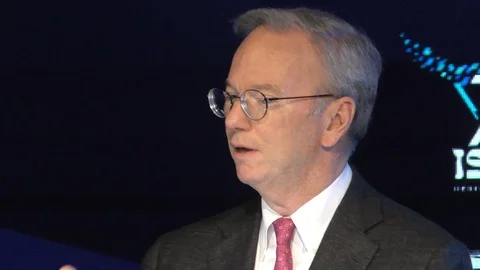 Eric Schmidt, the former CEO of Google, speaking Видео 97398083