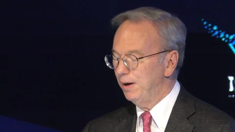 Eric Schmidt, the former CEO of Google, speaking Видео 97474623