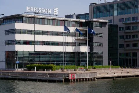 Ericsson multinational networking and telecommunications company logo on he.. 库存照片